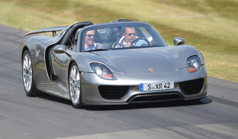 Illustration for article titled Watch The Porsche 918 Spyder Run Wild In Real-Life At Goodwood